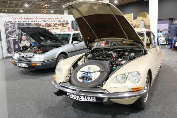 Zum 70-jährigen Jubiläum des Citroën DS zeigt dieses Exemplar am Clubstand seine Innereien. Im Hintergrund ein nicht minder interessanter CX als Japan-Auslieferung von 1987 – Bremen Classic Motorshow 2025