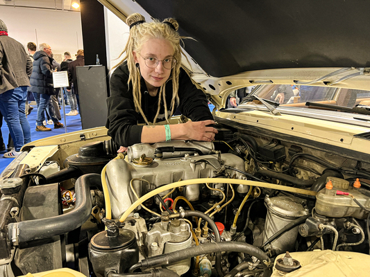 Zum Autobahnbetrieb aufgerüstet: Ricardas Diesel-Benz war einst ein 200 D mit müden 60 PS, nun selbstzündet ein rasantes 240er-Herz mit strammen 72 Pferden.