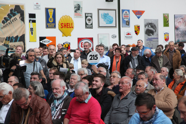 Zum Bieten hebt man am besten die Kelle mit der Nummer - Versteigerung Oldtimer Galerie in Toffen am 26. November 2016