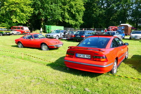 Zum Calibra gesellt sich in diesem Moment ein Opel GT – Bockhorner Oldtimermarkt 2025