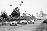 Zum Sprint Rennen am Nürburgring 1952 über 228km wurden die 300SLs in Roadsters umgewandelt. Mit einem Vierfachsieg wurde der 300SL im Heimatland gefeiert. (© Daimler AG, 1952) Zum Sprint Rennen am Nürburgring 1952 über 228km wurden die 300SLs in Roadsters umgewandelt. Mit einem Vierfachsieg wurde der 300SL im Heimatland gefeiert. (© Daimler AG, 1952)