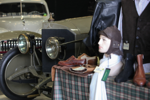 Zum alten Auto gehört auch die passende Kleidung - Swiss Classic World Luzern 2018