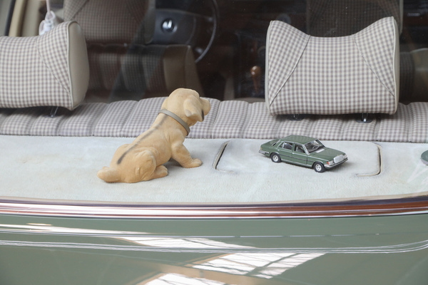 Zum farblich passenden Modellauto auch noch ein Waldi - Klassikwelt Bodensee 2023