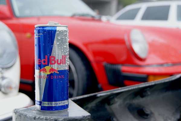 Zumindest dem Porsche im Hintergrund musste niemand mehr Flügel verleihen – Der hatte schon einen – Oldtimer-Treff Shopping-Raststätte Würenlos 2024