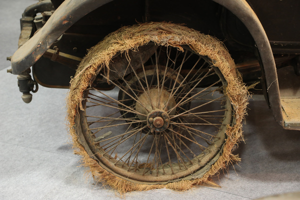 Zumindest neue Reifen wird dieser Wagen vor der nächsten Fahrt benötigen - Artcurial Rétromobile Versteigerung 2024