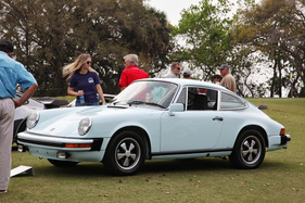 Zunächst erstaunen die superraren Originalfarben, die in Amerika nicht ganz so unbekannt sind wie in der Alten Welt. Zum Beispiel das extrem seltene "Coppa Florio" dieses 1977er Porsche 911. Zunächst erstaunen die superraren Originalfarben, die in Amerika nicht ganz so unbekannt sind wie in der Alten Welt. Zum Beispiel das extrem seltene "Coppa Florio" dieses 1977er Porsche 911.