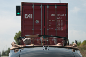 Zunächst gilt es, die Stadt hinter sich zu bringen. Die Strecke führt gezwungenermassen mit Ampeln und Schwerverkehr auf die malerischen Landstrassen: Buick Eight Roadster (1938) – RAID Suisse-Paris 2013