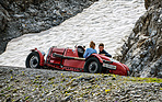 Zur Belohnung etwas Eis: 1930er Aston Martin International auf dem Weg zum Parkplatz oberhalb der Stelvio-Kammhöhe.