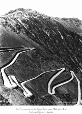 „Zur Erinnerung an die Alpen Motorwagen Wettfahrt Tirol“: Postkarte mit den Kehren 1 bis 7 der Nordostrampe, 1898 anlässlich des ersten Automobilrennens am Stilfser Joch gedruckt. „Zur Erinnerung an die Alpen Motorwagen Wettfahrt Tirol“: Postkarte mit den Kehren 1 bis 7 der Nordostrampe, 1898 anlässlich des ersten Automobilrennens am Stilfser Joch gedruckt.