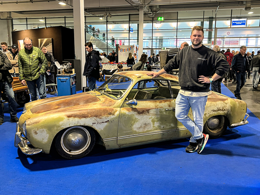 Zur Flachnummer verkommen: VW Karmann-Ghia Typ 14 als Super-Lowrider und sein Erbauer Robert Redlich (33) aus Schleiz, Sachsen. Seine Firma Edelweiss Customs ist auf derartige Fahrwerks-Tiefflieger höchst spezialisiert.
