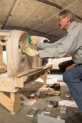 Zusammenbau vor Ort - Holzmodell eines Alvis TF 21, hergestellt von Werner Haas für die Sonderschau "Meisterwerke des Hermann Graber" im Pantheon Basel