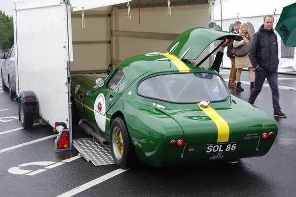Zusammenpacken: Der Marcos Luton Gullwing verschwindet im Anhänger – Classic Days Düsseldorf 2023