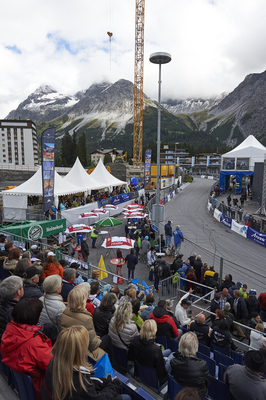Zuschauer in der Zielkurve - Arosa ClassicCar Bergrennen 2015