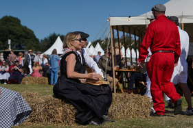 Zuschauer kleiden sich passend zum Event - Goodwood Revival 2019