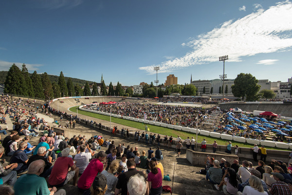 Zuschauer strömten in Massen ins Stadion, ...