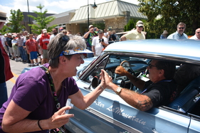 Zuschauer und Freunde drücken noch letztes Mal die Hand und wünschen viel Glück für die lange Fahrt - Great Race Rallye USA - 24. Juni bis 2. Juli 2017 Zuschauer und Freunde drücken noch letztes Mal die Hand und wünschen viel Glück für die lange Fahrt - Great Race Rallye USA - 24. Juni bis 2. Juli 2017