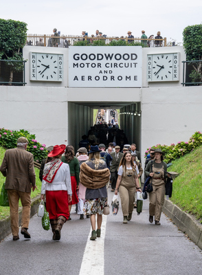 Zuschauer unterqueren die Rundstrecke - Goodwood Revival 2024
