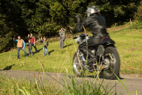 Zuschauer winken den Fahrern bei der Talfahrt zu - 5. Gedenkfahrt zum Michaelskreuzrennen 2017