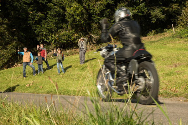 Spectators wave to the riders on the descent - 5th commemorative ride to the Michaelskreuzrennen 2017