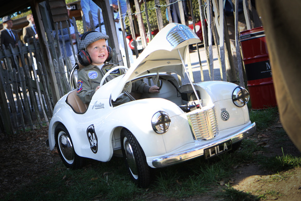 Zwar sind diese Austin viel kleiner, aber die Piloten nehmen das Rennen kaum weniger ernst als die Grossen -Goodwood Revival 2018