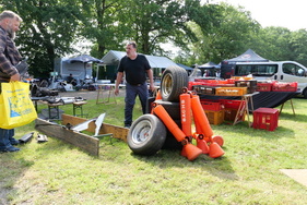 Zweckentfremdung: übergrosse Sachs-Stossdämpfer als Pylonen – Bockhorner Oldtimermarkt 2024 Zweckentfremdung: übergrosse Sachs-Stossdämpfer als Pylonen – Bockhorner Oldtimermarkt 2024