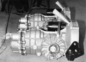 Zwei 904-Getriebe bereit zum Einbau. In der Kupplungsglocke steckt vermutlich der jeweils zugehörige Laufzettel.