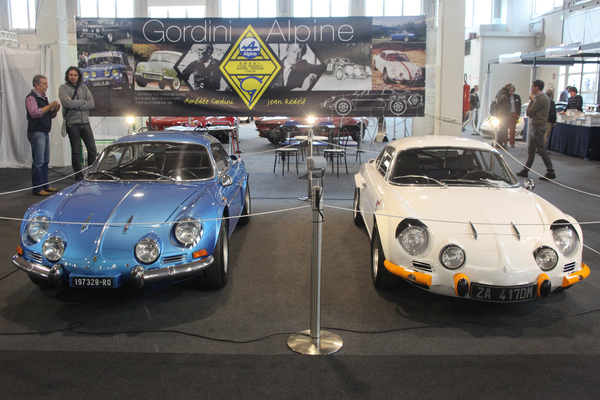 Zwei Alpine A110 auf dem Clubstand von Gordini-Alpine - Auto e Moto d'Epoca 2014