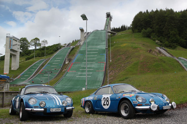 Zwei Alpine-Renault A110 am Fusse der Sommer-Skischanzen in Einsiedeln - Fantastic Plastic 2016
