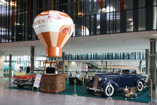 Zwei Amerikaner und ein Ballon machen auf das 48. Oldtimer-Meeting in Baden-Baden aufmerksam - 24. Retro Classics Stuttgart 2025