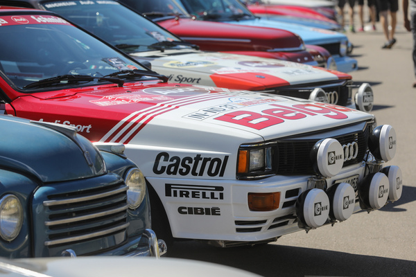 Bild: Zwei Audi Quattro im Rally-Look haben sich hier unter die Brot-und-Butter-Autos gemischt - Older Classics August 2024