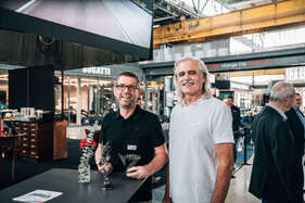 Zwei Ausgezeichnete mit ihren Trophäen im Foyer der Motorworld München – die Buchskulptur gibt es für jeden Kategoriensieg und jeden Ehrenpreis Zwei Ausgezeichnete mit ihren Trophäen im Foyer der Motorworld München – die Buchskulptur gibt es für jeden Kategoriensieg und jeden Ehrenpreis