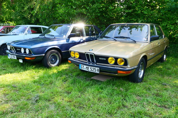 Zwei BMW 525 der Baureihe E12, beide gebaut nach der Modellpflege von 1976 – Bockhorner Oldtimermarkt 2025