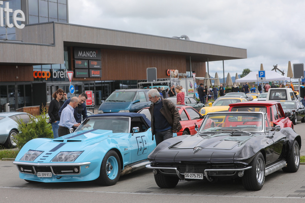 Bild Zwei Corvette-Epochen - C2 (rechts) und C3 (links) - Fantastic Plastic 2024