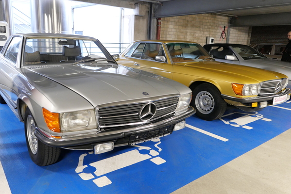 Zwei Coupés der Baureihe 107: links ein 280 SLC von 1978 mit manuellem Getriebe, 2. Hand, TÜV 3:2026, 14'950 Euro; rechts ein 450 SLC aus den USA, Schiebedach und Klimaanlage, 20'000 Euro – Bremen Classic Motorshow 2025