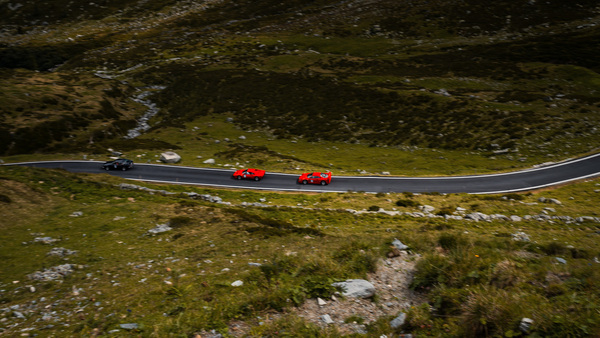 Zwei Ferrari Super-Sportwagen hinter einer Alfetta GTV - 10. Passione Engadina 2021