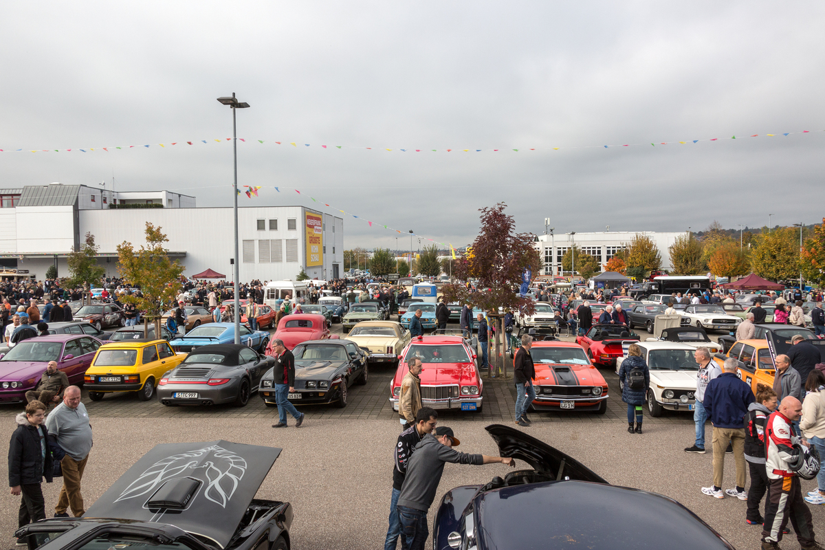 Zwei Filmautos in der ersten Reihe: Der Trans Am von "Bandit" und der Gran Torino von Starsky & Hutch – Retro-Saisonabschluss 2024
