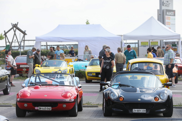 Zwei Generationen Lotus Leichtbau - links Elan, rechts Elise - Fantastic Plastic in Rickenbach 2023