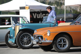 Zwei Generationen MG - hinten ein TC vorne ein B GT - British Car Meeting in Mollis am 28. August 2016