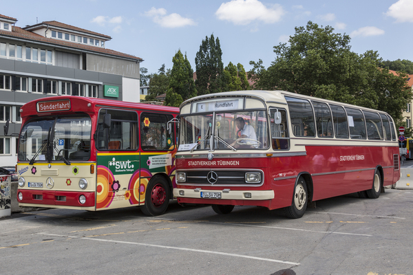 Zwei Generationen Stadtbus: Mercedes-Benz O 305 (links) und O 302 – Tübingen Classic Oldtimerfestival 2024