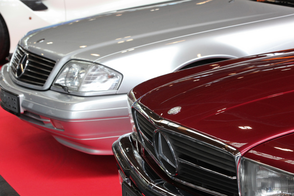 Zwei Generationen von Mercedes-Benz SL (R107 und R129) - Motorworld Classics Bodensee 2019