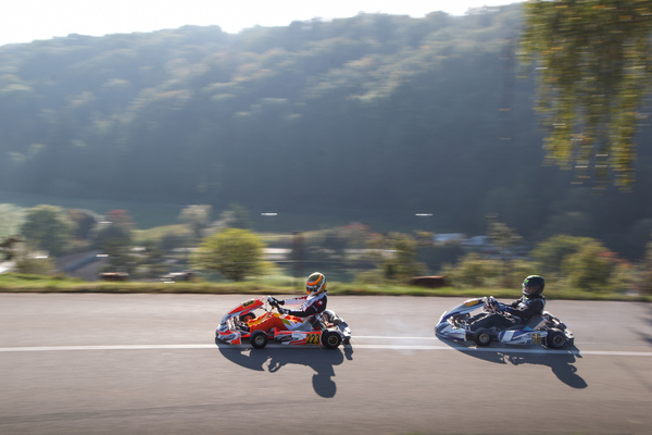 Bild Zwei Go-Kart auf Verfolgungsfahrt - Memorial Bergrennen Opfertshofen "Rendezvous am Kleinen Klausen" 2021