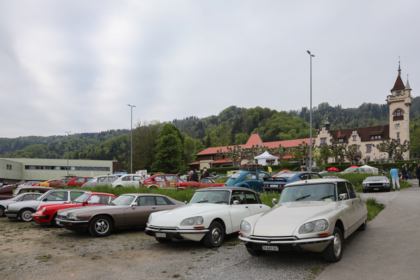 Bild: Zwei Göttinnen vor dem Albisgütli - Albisgütli Classics Cars & Bikes April 2025
