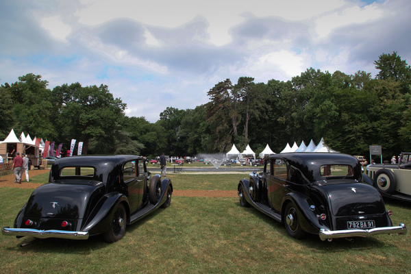 Zwei Hispano-Suiza schauen auf den Park hinaus - Concours d'Elégance Suisse Coppet 2017