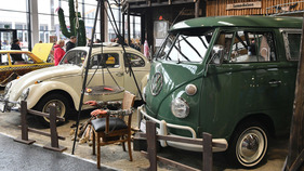 Zwei Ikonen aus dem Hause Volkswagen: VW Bulli und der allseits bekannte und nicht minder beliebte VW Käfer an der Motorworld Classics Bodensee 2019.