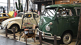 Zwei Ikonen aus dem Hause Volkswagen: VW Bulli und der allseits bekannte und nicht minder beliebte VW Käfer an der Motorworld Classics Bodensee 2019.