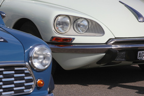 Zwei Ikonen nebeneinander - Austin Mini Cooper und Citroën DS - Albisgütli Classic Cars & Bikes August 2022