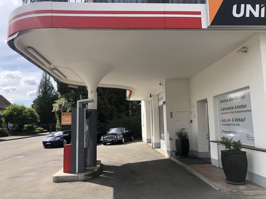 Bild: Zwei Jaguar an einer Tankstelle aus der FB Gruppe "Alte Tankstellen"