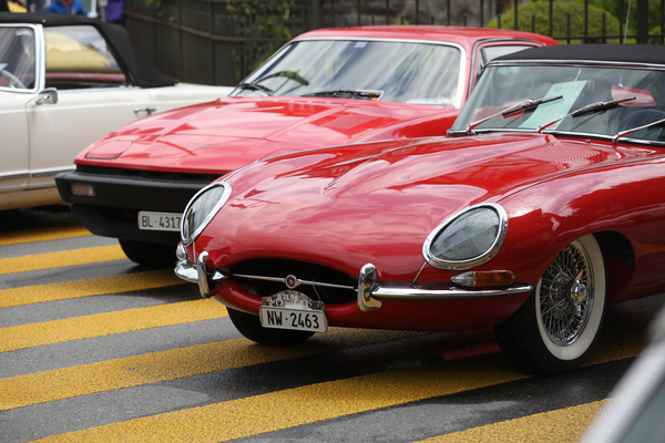 Zwei Jahrzehnte britische Sportwagen-Entwicklung - links Triumph TR7, rechts Jaguar E-Type - Oldtimer in Obwalden O-iO 2016