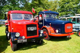 Zwei Kaelble Zugmaschinen, passend verziert mit historischen Besatzungskennzeichen der Britischen Zone Niedersachen. – Bockhorner Oldtimermarkt 2025