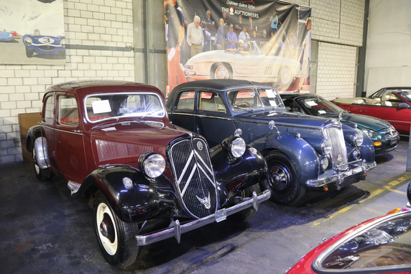 Bild Zwei Limousinen aus derselben Epoche und doch so verschieden - Riley RME Saloon und Citroën 11 BL - Frühlingsversteigerung der Oldtimer Galerie Toffen am 25. März 2023